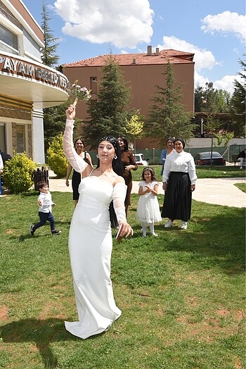 Beyaz elbise nikah elbisesi