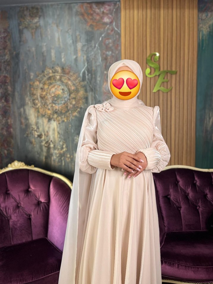 Uzun Kollu Beyaz Drape ve omuz çiçek Detaylı Tesettür Abiye - Görsel 2