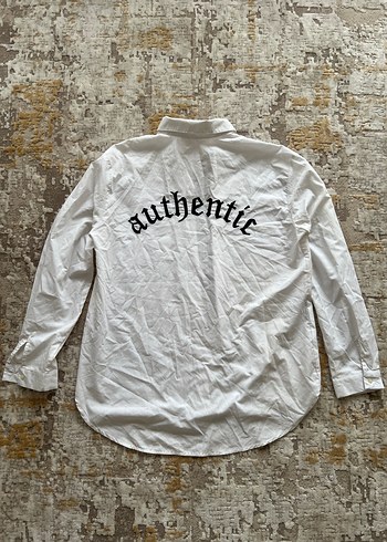 American Vintage Authentic Vintage Siyah Gotik Yazili Beyaz Gomlek