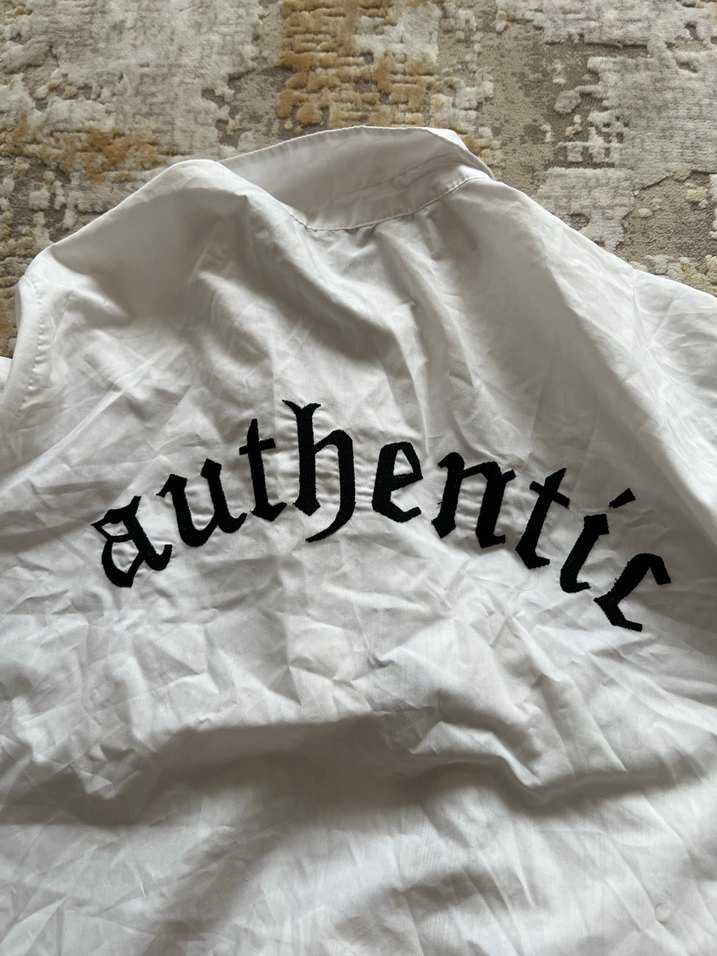 Authentic Vintage Siyah Gotik Yazılı Beyaz Gömlek — görsel 5/6