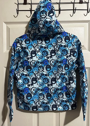 Kapüşonlu Mavi Erkek Çocuk Yağmurluk - Görsel 3