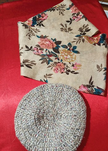 Çiçek desenli boyunluk ve örgü ressam şapka - Görsel 5