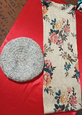 Çiçek desenli boyunluk ve örgü ressam şapka - Görsel 4