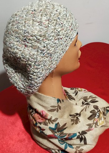 Çiçek desenli boyunluk ve örgü ressam şapka - Görsel 2