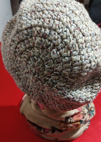 Çiçek desenli boyunluk ve örgü ressam şapka - Görsel 3