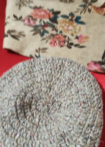 Çiçek desenli boyunluk ve örgü ressam şapka - Görsel 6