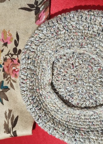 Çiçek desenli boyunluk ve örgü ressam şapka - Görsel 7