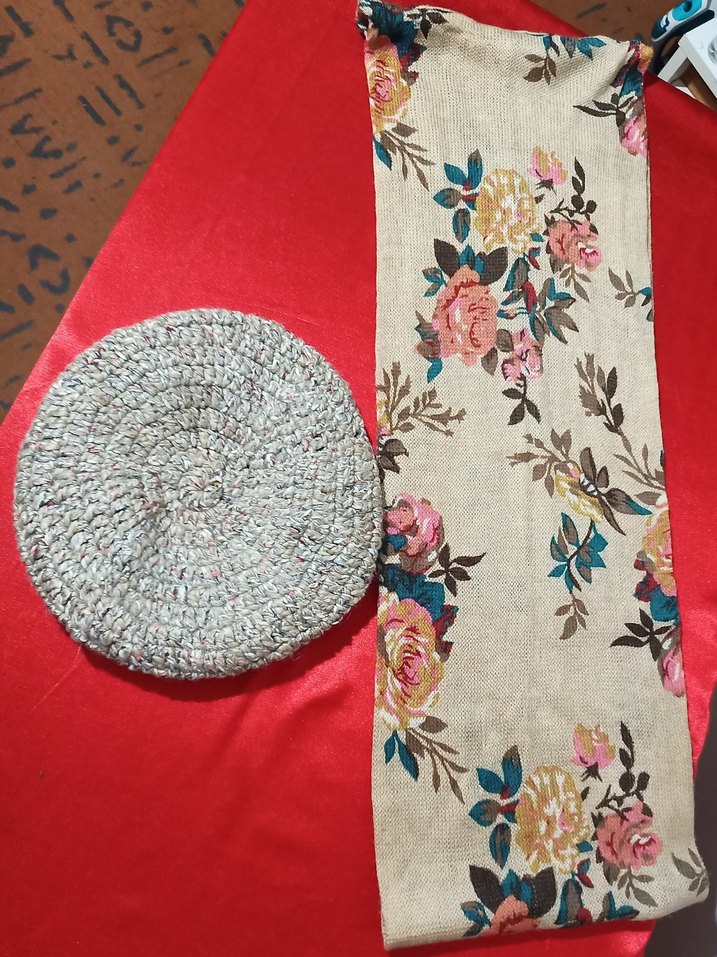 Çiçek desenli boyunluk ve örgü ressam şapka - Görsel 4