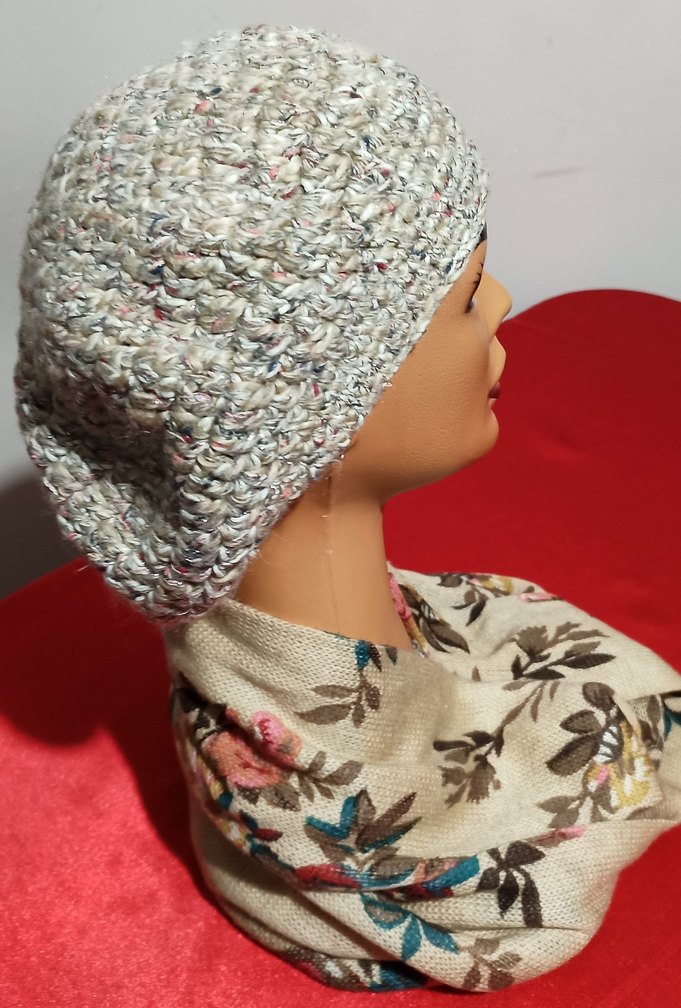 Çiçek desenli boyunluk ve örgü ressam şapka - Görsel 2