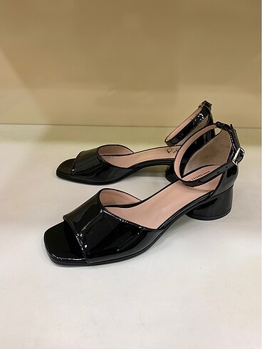 Siyah rugan çok şık sandalet 36-40 arası