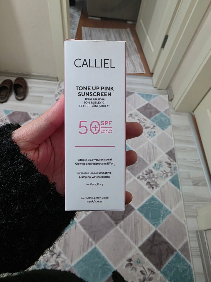 CALLIEL Tonlandırıcı Pembe Güneş Kremi SPF 50+ (SIFIR ÜRÜN) - Görsel 2