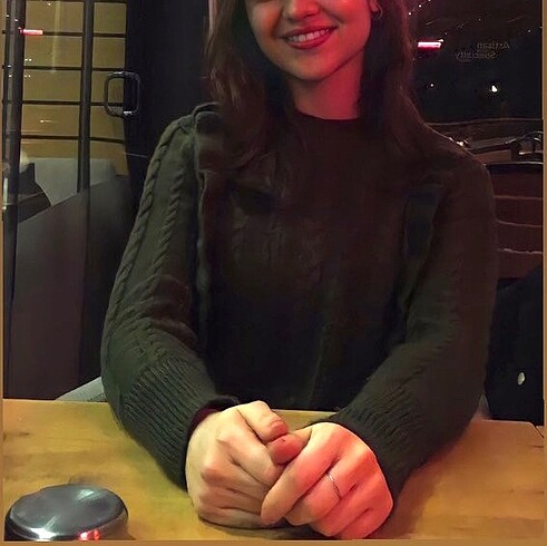 Fırfırlı örme kazak.