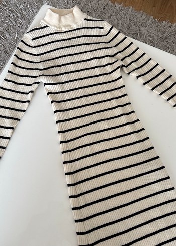 Çizgili Beyaz Gri Triko Midi Elbise - Görsel 4