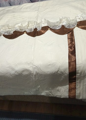 Nakışlı Beyaz Parlak Yatak Örtüsü - Görsel 2