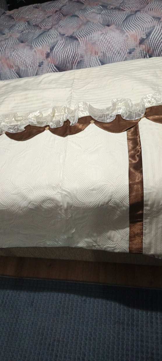 Nakışlı Beyaz Parlak Yatak Örtüsü - Görsel 2