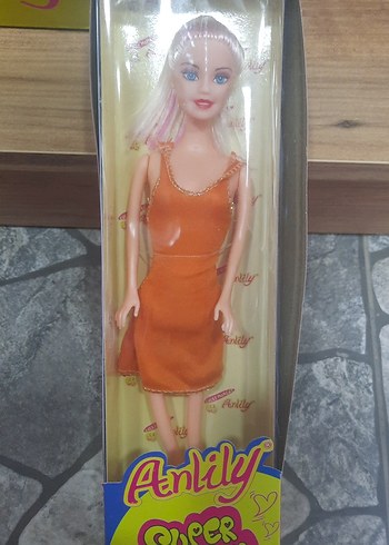 Parlak Turuncu Elbiseli Bebek