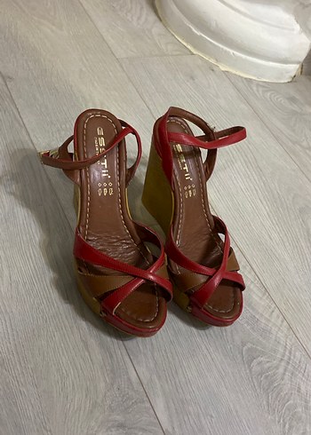 Kırmızı Yılan Desenli Dolgu Topuklu Kadın Sandalet