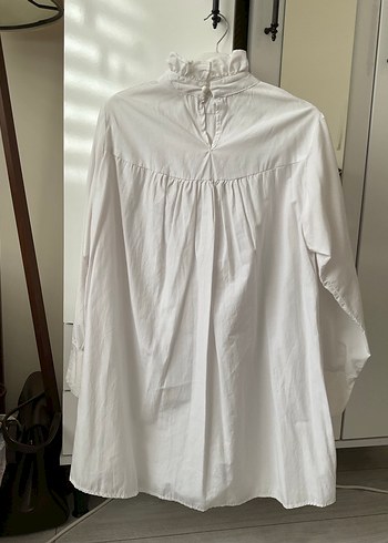 Beyaz Fırfırlı Yüksek Yakalı Kadın Gömlek - Görsel 2