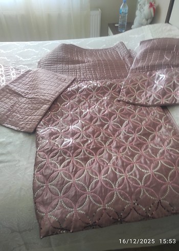 Pembe İşlemeli Parlak Yatak Örtüsü - Görsel 2