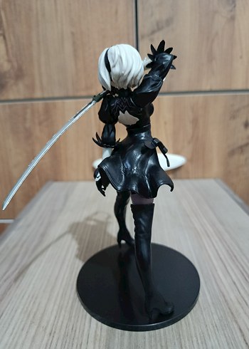 Beden Renk Kılıçlı Siyah Anime Figürü - 17 cm