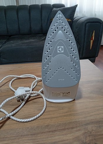 Beyaz ve Gri Elektrikli Ütü
