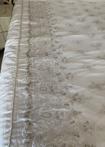 İşlemeli Beyaz Parlak Yatak Örtüsü - Görsel 3