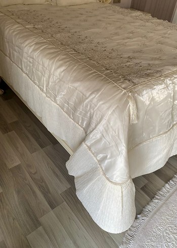 İşlemeli Beyaz Parlak Yatak Örtüsü - Görsel 2