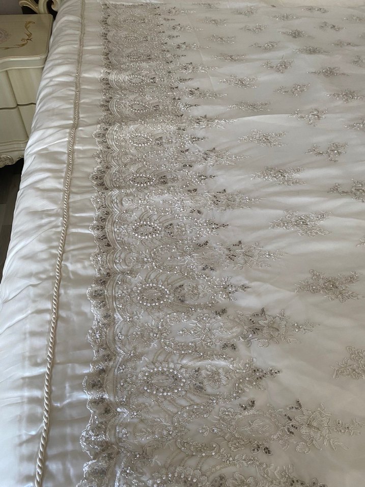 İşlemeli Beyaz Parlak Yatak Örtüsü - Görsel 3