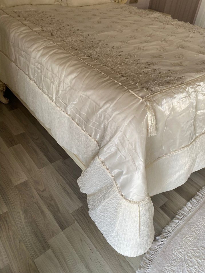 İşlemeli Beyaz Parlak Yatak Örtüsü - Görsel 2