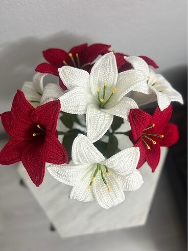 Kırmızı beyaz zambak(Lilyum) buketi