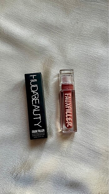 Huda Beauty Faux Filler- Yoğun Parlatıcı Bombshell