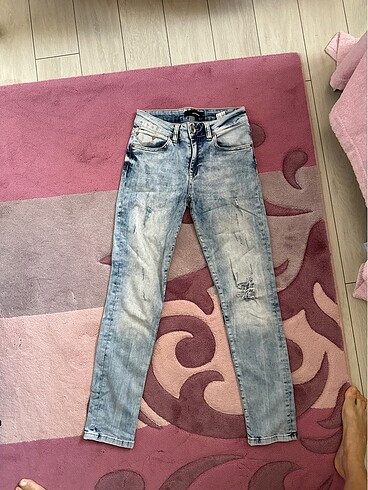 Yırtık modelli jean