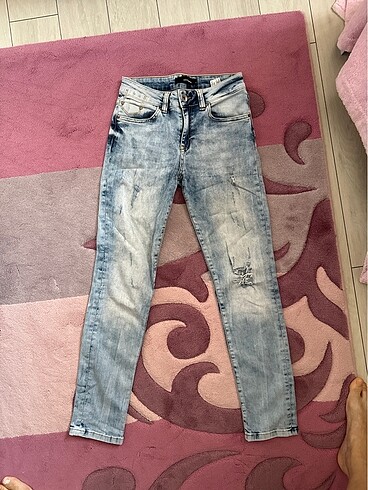 32 Beden Yırtık modelli jean