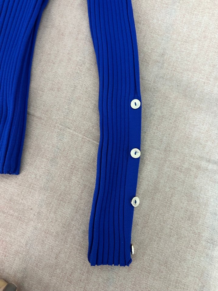 Mavi Düğmeli V Yaka Kadın Kazak - Görsel 4