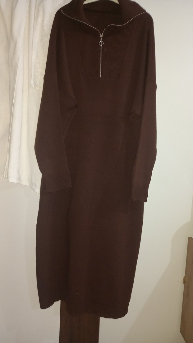 Yüksek Yakalı Uzun Kahverengi Kadın Elbise - Görsel 3