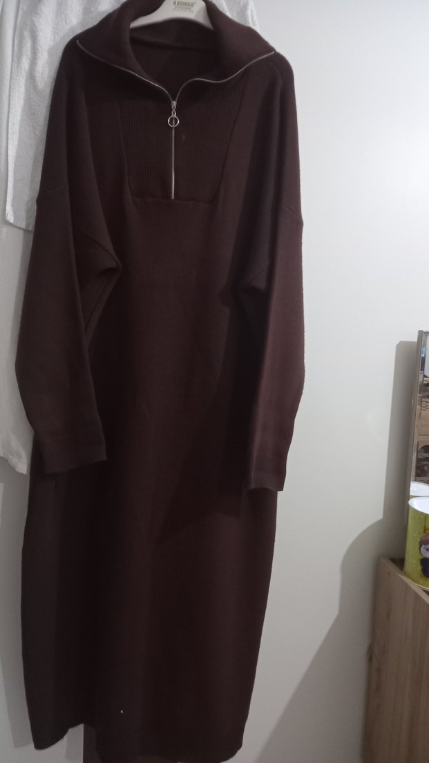 Yüksek Yakalı Uzun Kahverengi Kadın Elbise - Görsel 2