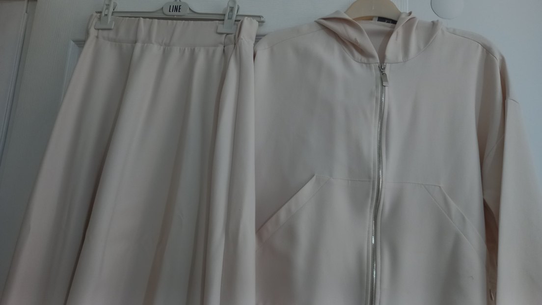 beyaz drapeli kadın takim - Görsel 3