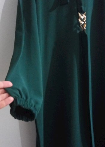 Zincir Detaylı Uzun Yeşil Elbise - Görsel 3