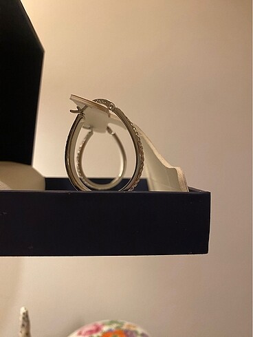 Beden beyaz Renk Swarovski Taşlı Küpe