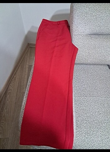 Kırmızı yeni durumunda pantolon