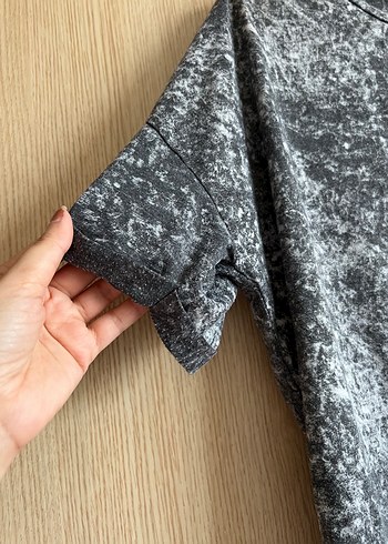 l Beden gri Renk Gri Batik Desenli Kısa Kollu Tişört