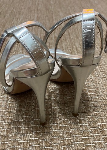 Zara Basic Gümüş Renk İnce Topuklu Kadın Ayakkabı - Görsel 3