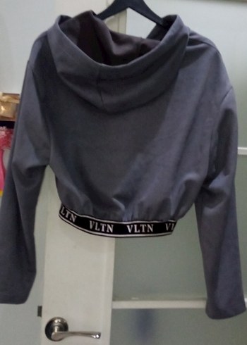 V yaka gri kadın sweatshirt, baskılı ve cırt cırtlı - Görsel 3