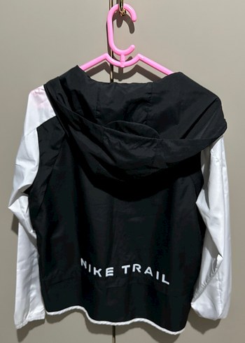 Nike Siyah-Beyaz Kapüşonlu Erkek Yağmurluk - Görsel 4