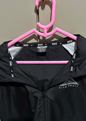 Nike Siyah-Beyaz Kapüşonlu Erkek Yağmurluk - Görsel 2