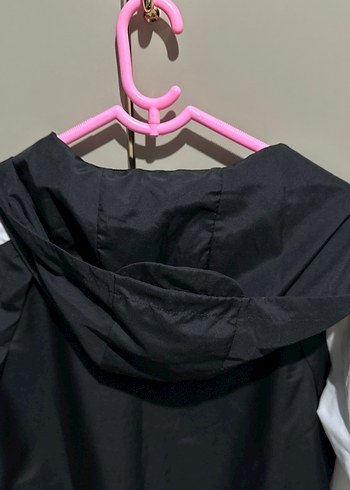 Nike Siyah-Beyaz Kapüşonlu Erkek Yağmurluk - Görsel 3