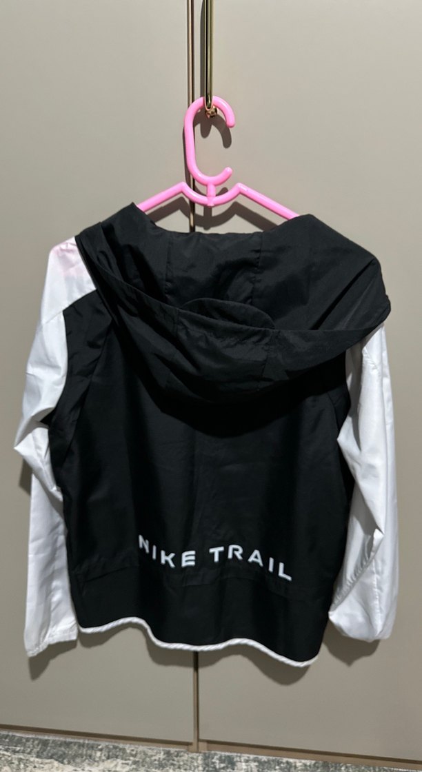 Nike Siyah-Beyaz Kapüşonlu Erkek Yağmurluk - Görsel 4