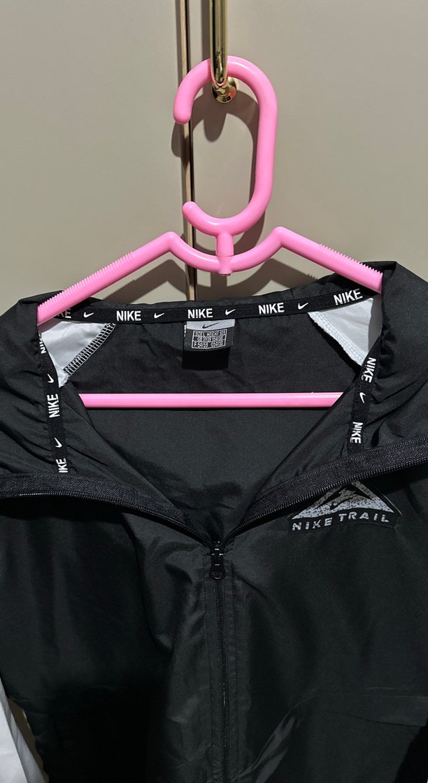 Nike Siyah-Beyaz Kapüşonlu Erkek Yağmurluk - Görsel 2