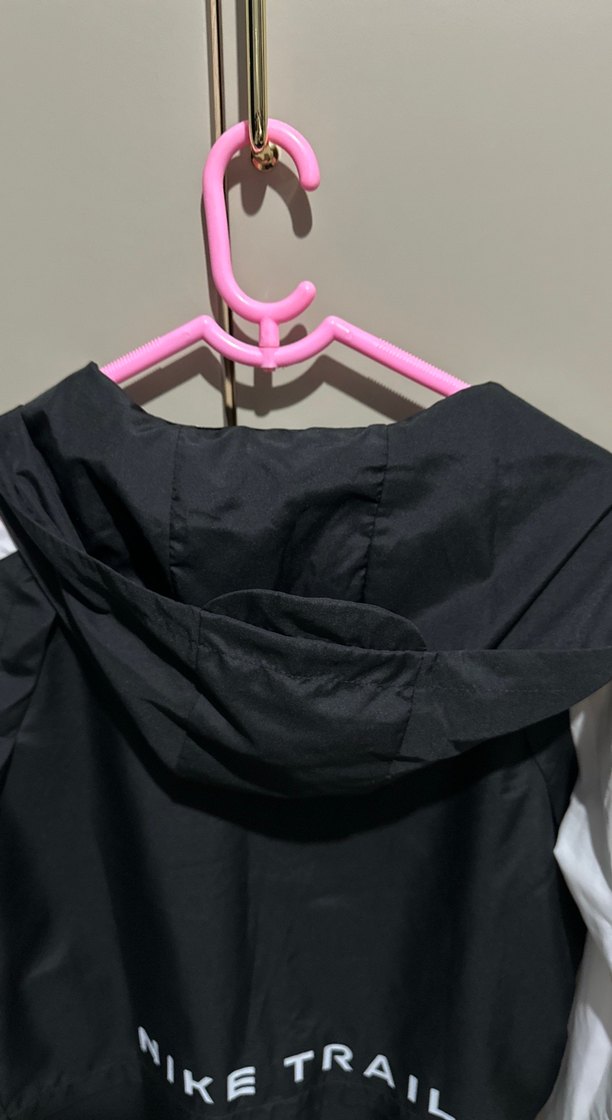 Nike Siyah-Beyaz Kapüşonlu Erkek Yağmurluk - Görsel 3