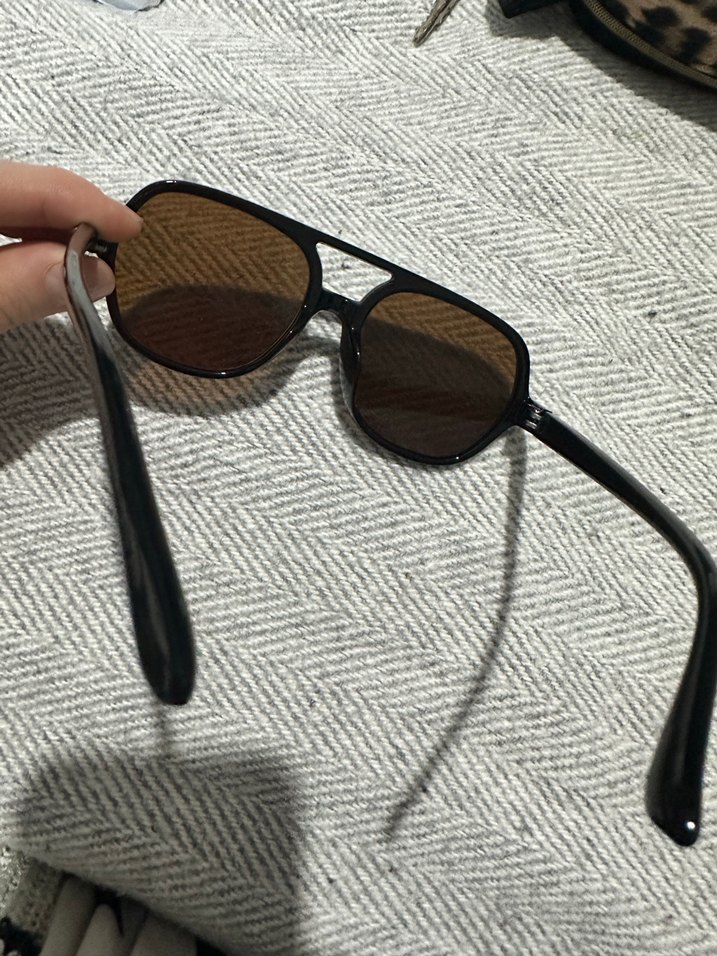 Kahverengi Tokalı Retro Kadın Güneş Gözlüğü - Görsel 4